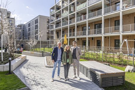 OB Martin Horn mit der FSB-Geschäftsführung Dr. Magdalena Szablewska (Mitte) und Dr. Matthias Müller (l.) im „Grünen Zimmer“, dem begrünten Innenhof des Gebäudeensembles
