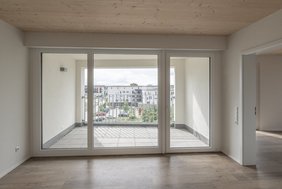 Aufnahme der Balkontür einer leeren Wohneinheit