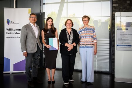 Peter Bresinski, Lilli Weber, Theresa Schopper und Iris Beuerle freuen sich über den vbw-Immo-Preis