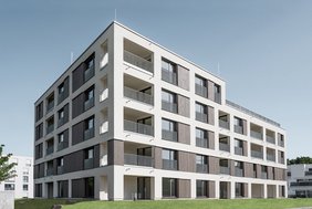 Außenaufnahme des Holz-Gebäudes mit 27 Wohneinheiten